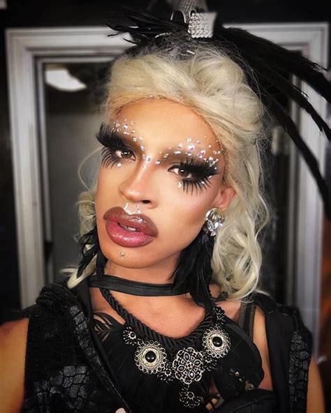 oddlyyvie (@oddlyyvie) .